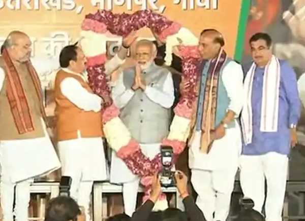 भाजपा मुख्यालय पहुंचे पीएम मोदी, मुख्यालय में उमड़ी भीड़